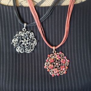2x Hollow flower necklaces blk & coral